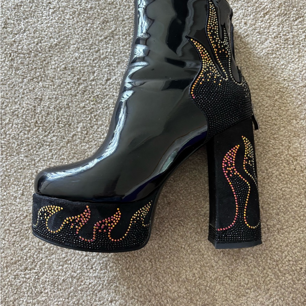 AKIRA Black Platform Boots with Multicolor Flame Design - Picture 4 of 8